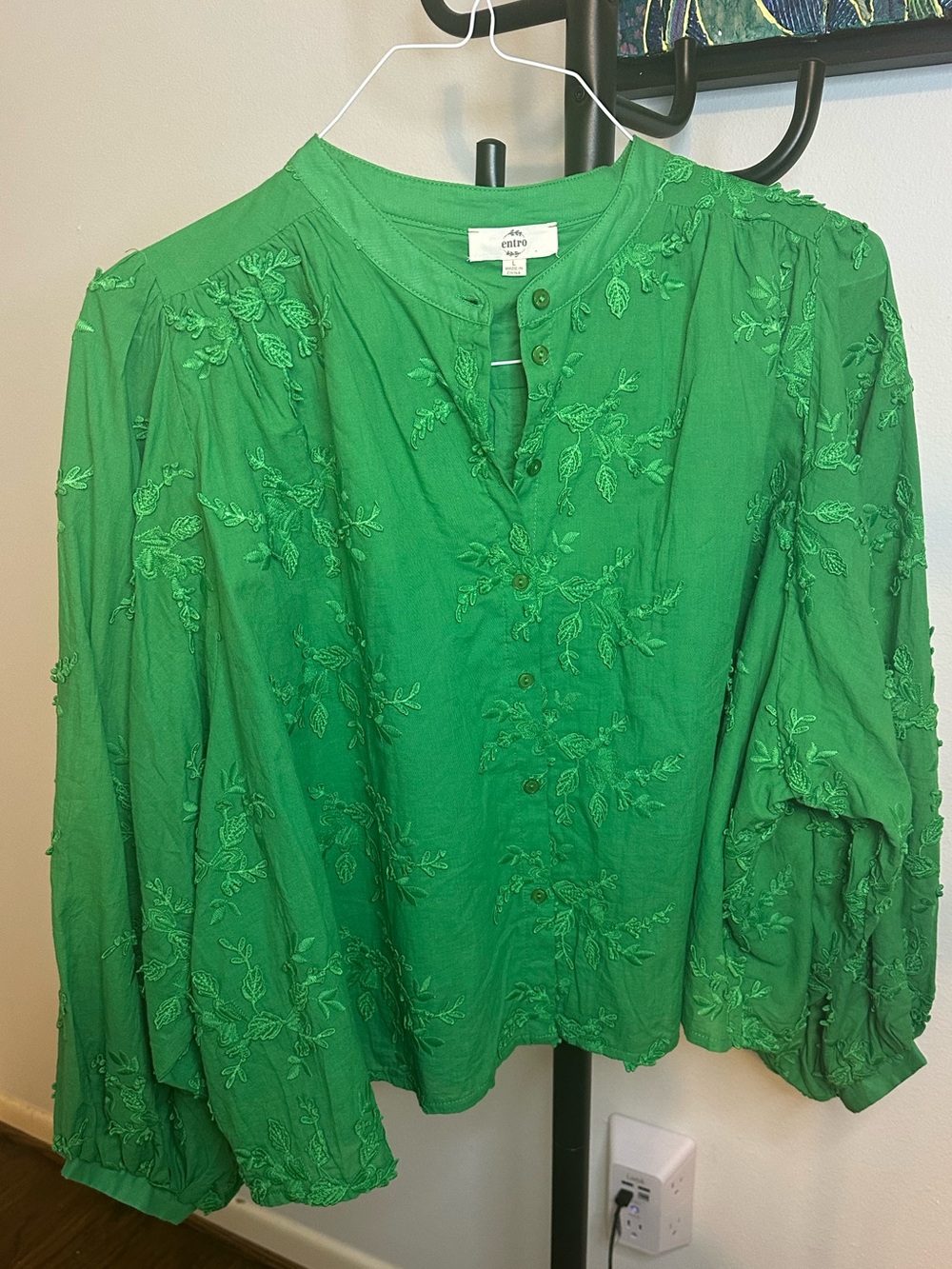 Entro green top. Never worn. Size L.